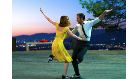 『ラ・ラ・ランド』（C）2017 Summit Entertainment, LLC. All Rights Reserved. Photo credit：EW0001：Sebastian（Ryan Gosling）and Mia（Emma Stone）in LA LA LAND.Photo courtesy of Lionsgate.