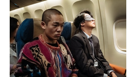 『ノンストップ』アイマスクの男に振り回される坊主の男　（C）2020 OAL & Sanai Pictures Co., Ltd. All rights reserved
