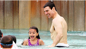 ディズニーのタイフーン・ラグーン・ウォーターパークでのトム・クルーズ＆娘スリ・クルーズ -(C) Splash/AFLO