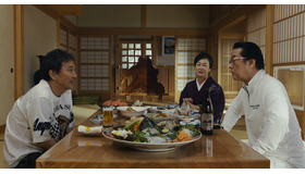 『すばらしき世界』親分のご馳走（C）佐木隆三/2021「すばらしき世界」製作委員会