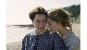 『アンモナイトの目覚め』　(C)The British Film Institute, The British Broadcasting Corporation & Fossil Films Limited 2019