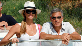 イタリア・ヴェネチアで休暇を楽しむジョージ・クルーニー＆ステイシー・キーブラー -(C) Splash／AFLO