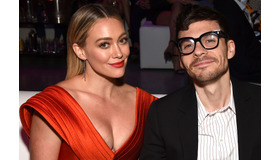 ヒラリー・ダフ＆マシュー・コーマ Photo by Michael Kovac/Getty Images for Adopt Together