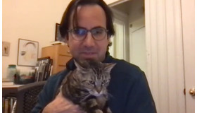 『ブックセラーズ』監督と飼い猫ステラ　(C) Copyright 2019 Blackletter Films LLC All Rights Reserved