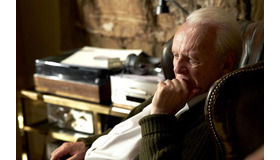 『ファーザー』　（C）NEW ZEALAND TRUST CORPORATION AS TRUSTEE FOR ELAROF  CHANNEL FOUR TELEVISION CORPORATION  TRADEMARK FATHER LIMITED  F COMME FILM  CINE-＠  ORANGE STUDIO 2020