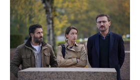 喧嘩中も両親のお墓参りには必ず集まる三兄弟『ローラとふたりの兄』（C） 2018 NOLITA CINEMA - LES FILMS DU MONSIEUR - TF1 DROITS AUDIOVISUELS - FRANCE 2 CINEMA
