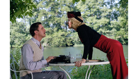 『ブライズ・スピリット～夫をシェアしたくはありません！』 (C) BLITHE SPIRIT PRODUCTIONS LTD 2020