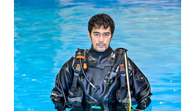 ＤＣＵ第一部隊隊長・新名正義を演じる主演・阿部寛(C)TBS