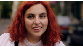 『ビルド・ア・ガール』（C）MONUMENTAL PICTURES, TANGO PRODUCTIONS, LLC,CHANNEL FOUR TELEVISION CORPORATION, 2019