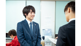 赤楚衛二『決戦は日曜日』褒められ笑顔　（C）２０２１「決戦は日曜日」製作委員会