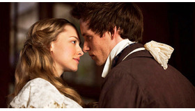 『レ・ミゼラブル』アマンダ・セイフライド＆エディ・レッドメイン -(C) 2012 UNIVERSAL STUDIOS. All Rights Reserved.