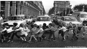 「リヴォリ通りのスモック姿の子供たち」（1978年）