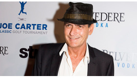 トロントにて開催されたジョー・カーター・クラシックのレッド・カーペットに登場したチャーリー・シーン -(C) Abaca／AFLO