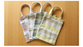 グラフィックデザイナーのセキユリヲ氏デザインによる、ファブリックを使用したトートバッグ4色