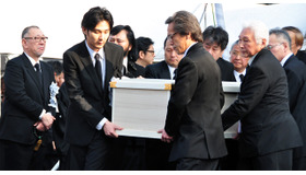 大島渚監督／告別式（出棺の様子）