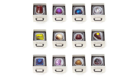 「JEWERY CHOCOLATE」：光り輝くジュエリーをイメージした、ラグジュアリーな味わいのボンボン・ショコラ。誕生石をモチーフにした12種類の味が楽しめる。