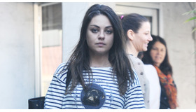 トルーカ湖を訪れたミラ・クニス -(C) Splash／AFLO