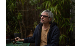 『アネット』レオス・カラックス監督　(C)2020 CG Cinema International / Theo Films / Tribus P Films International / ARTE France Cinema / UGC Images / DETAiLFILM / Eurospace / Scope Pictures / Wrong men / Rtbf (Televisions belge) / Piano