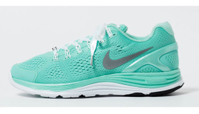 「ナイキ ウィメンズ ルナグライド+ 4 NWM」 12,075円（税込）／サイズ展開： 22.5-26.5cm（WOMEN’S）