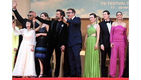 『キャメラを止めるな！』カンヌレッドカーペット　（C） 2021 - GETAWAY FILMS - LA CLASSE AMERICAINE - SK GLOBAL ENTERTAINMENT - FRANCE 2 CINEMA - GAGA