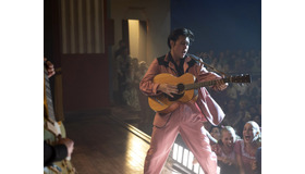 AUSTIN BUTLER as Elvis in Warner Bros. Pictures’ drama “ELVIS,” a Warner Bros. Pictures release.　Photo by Hugh Stewart
