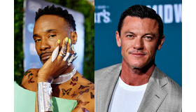 ビリー・ポーター＆ルーク・エヴァンス Photo by Matt Winkelmeyer/Getty Images for Critics Choice Association／Photo by Frazer Harrison/Getty Images