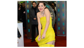 太ももが露わになり、焦るマリオン・コティヤール