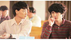 初対面なのに世之介に延々と恋バナを聞かせられる加藤 -(C) 2013「横道世之介」製作委員会