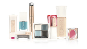 女優ドリュー・バリモアが手がけるコスメ・ブランド「Flower」発進