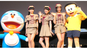 『映画ドラえもん のび太のひみつ道具博物館（ミュージアム）』完成披露試写会（左から、ドラえもん＆Perfume＆のび太）