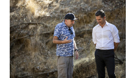 ロバート・コノリー監督とエリック・バナ『渇きと偽り』©2020 The Dry Film Holdings Pty Ltd and Screen Australia