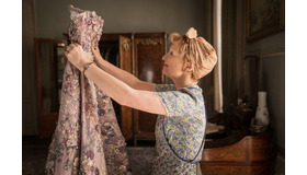 『ミセス・ハリス、パリへ行く』© 2022 FOCUS FEATURES LLC.