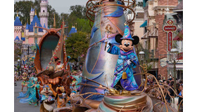 ディズニーランド・パークの「マジック・ハプンズ」As to Disney artwork, logos and properties： (C) Disney/Pixar