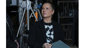 「ロード・オブ・ザ・リング: 力の指輪」シーズン2 撮影現場のサナー・ハムリ監督 ©Amazon Studios