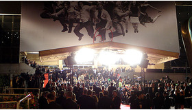 さすがボノ!?　おかげでパレ前は黒山の人だかり！