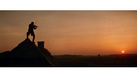 『屋根の上のバイオリン弾き物語』　© 2022 Adama Films, LLC