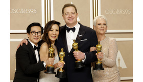 キー・ホイ・クァン＆ミシェル・ヨー＆ブレンダン・フレイザー＆ジェイミー・リー・カーティス Photo by Mike CoppolaGetty Images