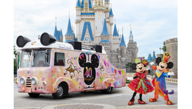 東京ディズニーリゾート40周年“ドリームゴーラウンド”の衣装を身につけたミッキーマウスとミニーマウス　※写真はイメージです