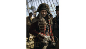 フック船長（ジュード・ロウ）『ピーター・パン＆ウェンディ』© 2023 Disney Enterprises, Inc.