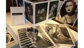 世界の往年女優たちのポートレート写真が展示・販売されている