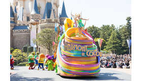 ～色とりどりの夢の世界へ～このパレードのスタートには、カラフルな衣装を身にまとったダンサーたちとともにフロートに乗ったティンカーベルが登場します。(C) Disney As to Disney artwork, logos and properties： (C) Disney