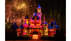 ディズニー100周年記念のナイトショー、「ワンダラス・ジャーニー」As to Disney artwork, logos and properties： (C) Disney