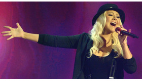 「キッズ・チョイス・アワード2013」でパフォーマンスを披露するクリスティーナ・アギレラ -(C) Getty Images