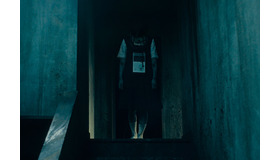 暗闇の中に潜む少女『ミンナのウタ』©2023「ミンナのウタ」製作委員会