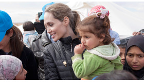 UNHCR親善大使としてヨルダンのザータリ難民キャンプを訪れたアンジェリーナ・ジョリー -(C) Getty Images