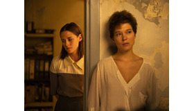 『クライムズ・オブ・ザ・フューチャー』© Serendipity Point Films 2021