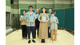 連続テレビ小説「舞いあがれ！」スピンオフドラマ　FMシアター「歌をなくした夏」前列左から川島潤哉、八木莉可子、毎田暖乃後列左から中道裕子、森本竜一、小松健悦