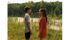 『ファルコン・レイク』© 2022 ‒ CINÉFRANCE STUDIOS / 9438-1043 QUEBEC INC. / ONZECINQ /  PRODUCTIONS DU CHTIMI