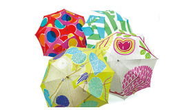 マリメッコのデザインを手掛ける日本人テキスタイルデザイナー、鈴木マサル傘展