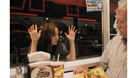 『モナ・リザ アンド ザ ブラッドムーン』© Institution of Production, LLC